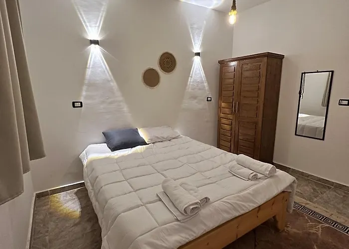 Apartment The Threekeys Cozy Retreat Steps From The Sea In Asala *
