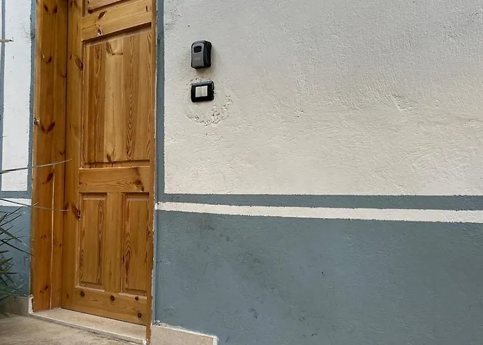 Apartment The Threekeys Cozy Retreat Steps From The Sea In Asala *